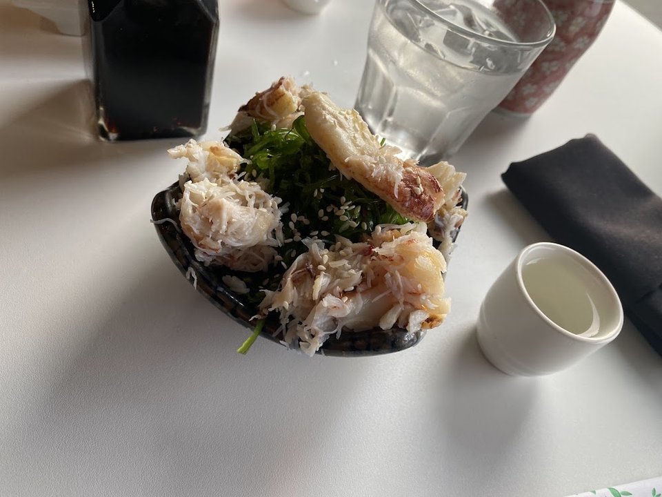 Japanese restaurant menu with lunch specials.